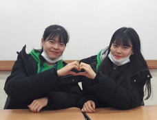 [사진] "선생님, 친구도 헷갈려 해요!" 성균관대 캠프에서 만난 쌍둥이 자매사진